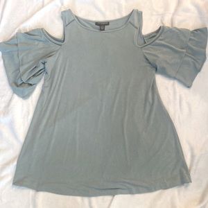 A Pea in the pod maternity cold shoulder top/large